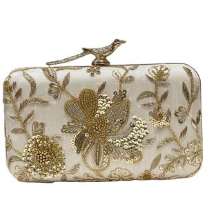 Pochette de soirée structurée indienne faite à la main en ivoire et or, brodée de fleurs, avec fermoir en métal en forme d'oiseau, pour mariage et occasions spéciales - Product Image 1