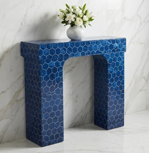 Table console en os bleu vif avec incrustations, dotée d'une silhouette cintrée, disponible à prix de gros. - Product Image 1