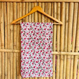 Tissu en coton respirant de poids moyen imprimé à la main motif floral indien Jaipuri pour vêtements féminins et décoration intérieure - Product Image 1