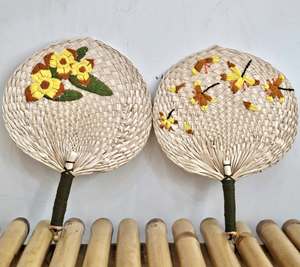 Éventail artisanal en feuille de palmier naturelle, écologique, broderie florale, art populaire traditionnel, tissage naturel, souvenir artisanal 99 GOLD DATA - Product Image 3