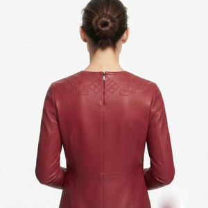 T-shirt en cuir brodé pour femme à manches longues, haut moderne en cuir PU de vachette de qualité supérieure à col rond, fabrication en gros - Product Image 2