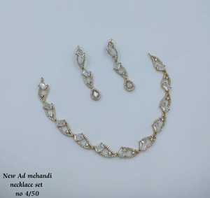 Elegante Juego de Collar y Pendientes de Novia Chapados en Oro de Alta Calidad, Diseño de Flor con Zirconia Chapada en Rodio, Maang Tikka para Boda - Product Image 1
