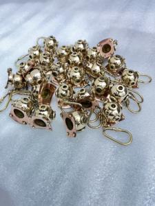 พวงกุญแจเข็มทิศหลากสีสัน ทำจากสแตนเลสสตีล งานแฮนด์เมด ทนทาน กันน้ำ เป็นมิตรกับสิ่งแวดล้อม พร้อมลายตัวอักษรแบบ Letterpress - Product Image 3