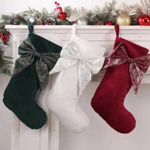 Chaussette de Noël en velours 3D en forme de gnome vert avec chapeau à paillettes et bordure en fourrure blanche, à suspendre au foyer, sac cadeau de Noël - Product Image 4