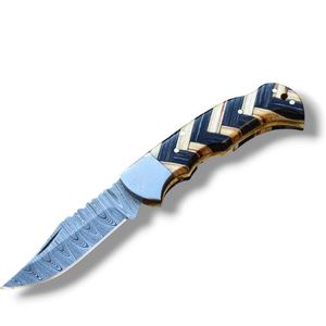 Couteaux pliants haut de gamme, lame en acier à motif Damas, manche en bois stratifié coloré, design ergonomique de poche pour la chasse et le camping - Product Image 1