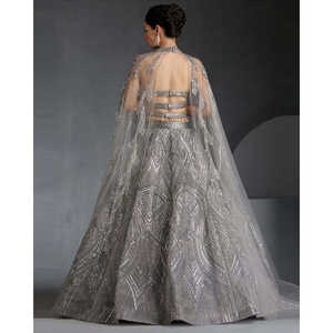 Conjunto elegante Lehenga Choli de diseñador para mujer con hermoso trabajo de bordado - Product Image 2