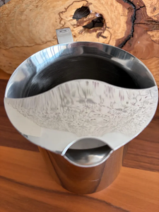 เหยือกโลหะดีไซน์สวยงามพร้อมฝาปิด สำหรับใช้ในครัวเรือน ทำด้วยมือ 100% เหยือกสแตนเลสคุณภาพสูงสำหรับใส่น้ำดื่ม มีจำหน่าย - Product Image 3