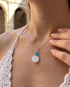 Colgante de flor de rosa tallada en nácar blanco, chapado en oro, collar de flor romántico, regalo de joyería de cumpleaños para ella. - Product Image 1