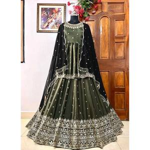 Top de créateur pour femme-Ensemble Lehenga et Dupatta avec une belle broderie de paillettes - Product Image 1