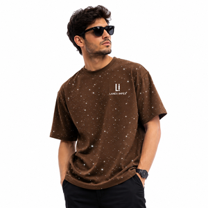 เสื้อยืดสีน้ำตาลประดับเพชรเทียมทรงโอเวอร์ไซส์สำหรับผู้ชาย สไตล์สตรีทแวร์ลำลอง แขนสั้น คอกลม ลายกราฟิกวิบวับ แฟชั่นเสื้อผ้า - Product Image 1