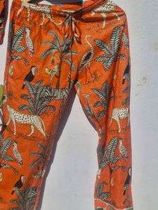 Conjunto de Pijama de Algodón con Estampado Artesanal: Ropa de Dormir con Estampado de Selva India y Bolsillo - Product Image 4