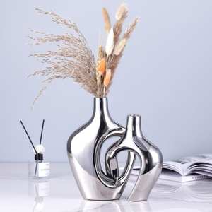 Vase en métal transparent moderne en aluminium fait main pour la décoration intérieure avec une touche d'authenticité - Product Image 1