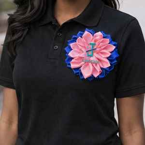 Broche satinée Jack and Jill, motif floral rose et bleu avec logo – Élégante et stylée pour les membres Jack and Jill - Product Image 4