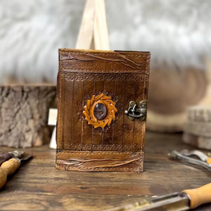 Diario de Cuero Marrón Grabado en Piedra Hecho a Mano, 200 Páginas con Borde Irregular, Páginas Personalizables, Estética Wicca Dibujada a Mano, Grimoire de Hechizos - Product Image 4