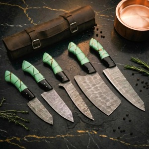 Juego de Cuchillos de Chef de Acero de Damasco Hechos a Mano: Cuchillos de Cocina Forjados, Juego de 5 Piezas, Mango de Resina, Bolsa de Cuero Enrollable, Regalo - Product Image 1