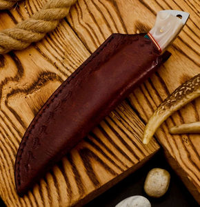 Couteau de chasse artisanal en acier Damas, lame à pointe tombante, manche en bois avec virole dorée et incrustation turquoise, à bas prix - Product Image 2