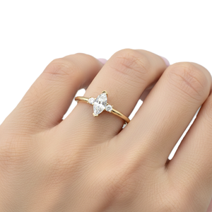 Bague de fiançailles minimaliste en or massif 14K 18K certifiée IGI avec diamants de laboratoire taille marquise et ronds, trois pierres - Product Image 6