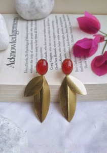 Pendientes colgantes de latón chapado en oro con diseño de hoja de planta de piedra natural, joyería de estilo bohemio para mujer - Product Image 3