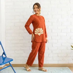 ชุดเซ็ตผู้หญิงสีส้มสนิมปักลาย คอทรงกลม แขนยาว เสื้อเข้าชุดกับกางเกงทรงหลวม สไตล์ลำลอง ชุดลำลองประจำวัน - Product Image 1