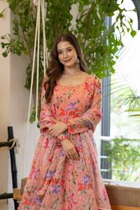 Nuevo Traje Anarkali con Estampado Floral en Organza, Vestido y Pantalón con Detalles Realistas y Dupatta - Product Image 5