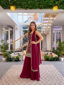 Conjunto de traje Sharara de lujo en Georgette Borgoña con bordado Zari dorado pesado, Kurti corto, Gharara y Dupatta para fiesta de boda india - Product Image 5