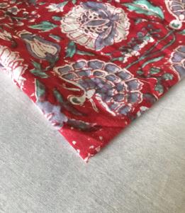 Tela de algodón estampada a mano – Estampado floral audaz en toda la superficie |   Base Roja con Motivos Azul Verdoso y Grises - Product Image 4