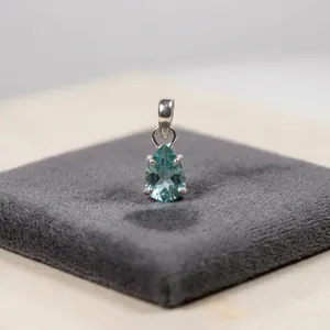 Colgante Solitario de Plata de Ley 925 con Topacio Azul Corte Pera, Engaste de Garra, Diseño Minimalista, Joyería Unisex - Product Image 4