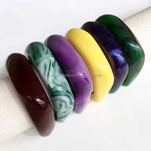 Bracelets à bord incurvé carré en résine faits à la main à la mode Bracelets de mode uniques avec finition brillante Confort de style ultime - Product Image 1