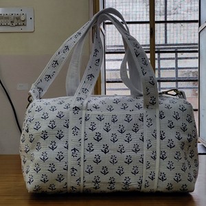 Sac de voyage matelassé en coton fait main avec imprimé floral bleu, poignées robustes, fermeture éclair, sac de week-end portable - Product Image 1