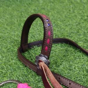 Juego de cabezada de mohair rosa y real hecho a mano y personalizable con cincha delantera a juego de 32 pulgadas en cuero argentino - Product Image 6