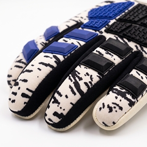 Soccer Goalkeeper Gloves Goalie Training Gloves Strong Grip Anti-Slip and Breathable Football Gloves for Adults and Children - Product Image 4