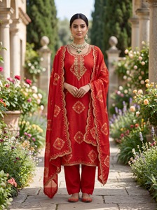 Nouveau Salwar Kameez pakistanais de créateur, modèle lourd imprimé et orné de broderies Khatli, avec Dupatta pour femme - Product Image 3