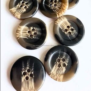 Boutons en corne de buffle noir de haute qualité avec nuance blanche naturelle Décoratifs uniques d'Inde - Product Image 2