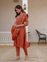 Ensemble Kurti et pantalon en viscose pure de qualité supérieure, brodé, avec dupatta en soie Maslin |   Vêtements ethniques pour femmes |   Exportation en gros