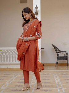 Ensemble Kurti et pantalon en viscose pure de qualité supérieure, brodé, avec dupatta en soie Maslin |   Vêtements ethniques pour femmes |   Exportation en gros - Product Image 1