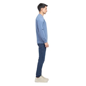 เสื้อสเวตเชิ้ตผู้ชายใส่ได้ทุกวัน สวมใส่สบาย แบบสวมหัว คอวี แขนยาว รับผลิตแบบ OEM ODM ขายส่ง - Product Image 2
