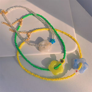 Collier élégant en résine perlée, fait main, coloré, bijou tendance pour femme, style bohème chic pour tous les jours. - Product Image 4