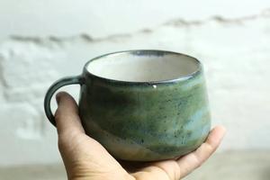 Tasse en céramique finie à la main avec glaçure réactive terreuse, profil large, prise en main confortable, isolation thermique pour une infusion détente à la maison - Product Image 2
