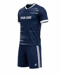 Ensemble d'uniformes de football personnalisés avec maillot d'équipe respirant, short assorti et noms de joueurs personnalisés pour une utilisation professionnelle en club - Product Image 4