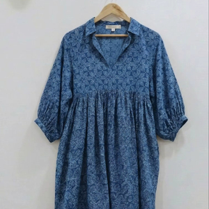 เดรสผ้าฝ้ายพิมพ์ลายบล็อกแฮนด์เมดสไตล์โบโฮสำหรับผู้หญิง ใส่สบาย ระบายอากาศได้ดี เหมาะสำหรับฤดูร้อน ผลิตในอินเดีย - Product Image 1