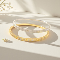 Bracelet élégant en acier inoxydable avec motif cœur d'amour, pavé de diamants, bracelet minimaliste pour tous les jours