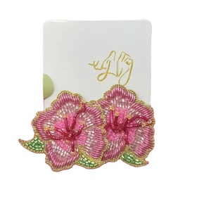 Nouveautés Boucles d'oreilles clous classiques unisexe faites à la main en perles de rocaille, motif fleur rani verte, design chapeau rose, pour enseignant, mariage - Product Image 1