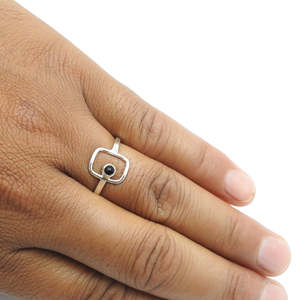 แหวนเงินแท้ 925 ราคาสุดคุ้ม ประดับด้วยพลอยออนิกซ์สีดำทรงกลม แหวนโบฮีเมียนทำมือ น่ารัก เหมาะสำหรับเป็นเครื่องประดับงานแต่งงาน - Product Image 4