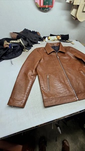 Costume en cuir de vachette véritable gaufré crocodile marron fait main - Veste en cuir véritable pour homme, best-seller, toutes tailles - Product Image 2