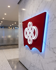 Affichage LED en acrylique personnalisé, signalétique élégante et illuminée pour les bureaux et les magasins de détail - Product Image 1