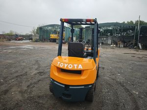 Montacargas Diésel TOYOTA FD30 de 3 Toneladas Usado de Buena Calidad con Desplazador Lateral Hidráulico y Mástil de Dos/Tres Etapas - Product Image 3