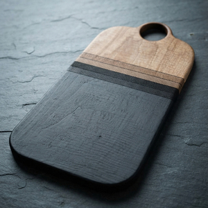 Cette planche à découper en bois bicolore présente un dessus naturel accentué par des bandes texturées en chevrons pour couper les légumes. - Product Image 3