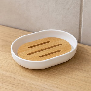 Porte-savon minimaliste en bambou avec base en céramique blanche pour un nettoyage facile - Product Image 4
