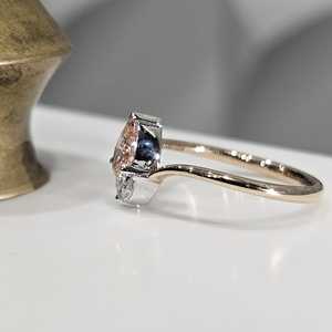 Bague en or massif 14 carats pour femme, sertie de trois pierres : diamant de laboratoire taille poire rose vif et marquise latérale, cadeau élégant pour anniversaire de mariage. - Product Image 4