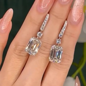 Boucles d'oreilles pendantes en argent sterling plaqué or blanc avec moissanite taille émeraude 925, diamant simulé certifié IGI et clarté VVS - Product Image 1